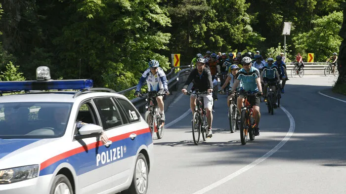 Abgesichert von der Exekutive radelten die Teilnehmer der Radparade durch die Lieserschlucht.