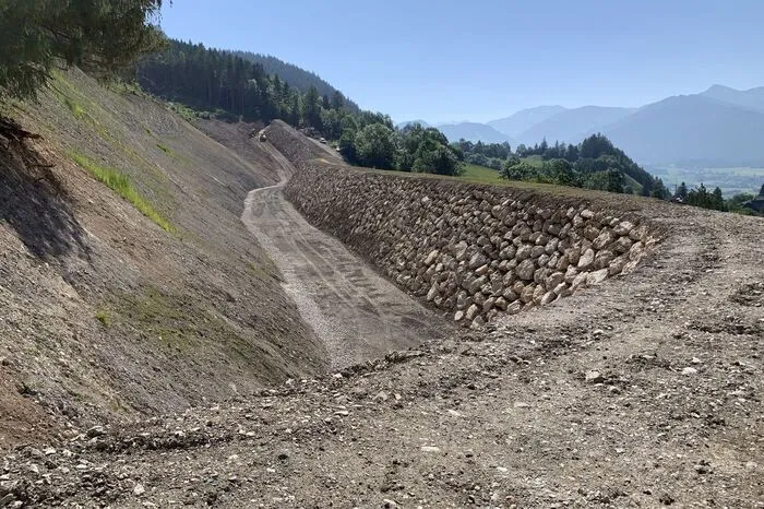 Nach 18-monatiger Bauzeit ist der 310 Meter lange Damm fertiggestellt
