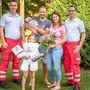 Die beiden Sanitäter mit dem kleinen Jan Louis und seinen stolzen Eltern und seiner Schwester Ilvy.