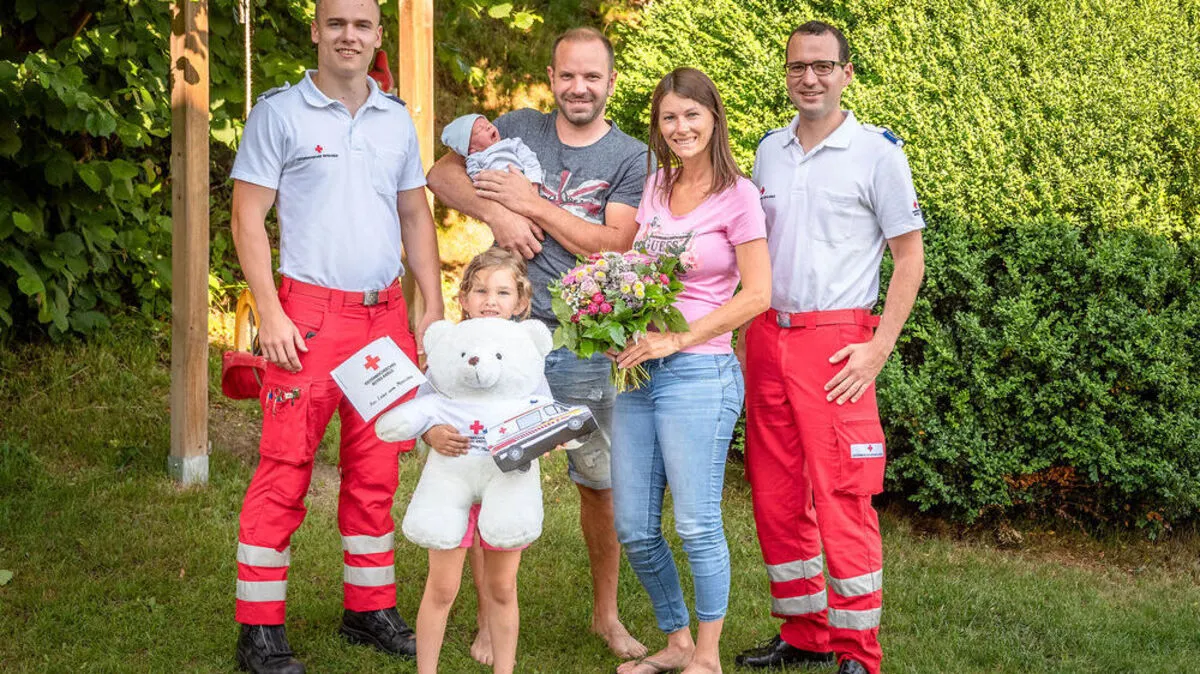 Die beiden Sanitäter mit dem kleinen Jan Louis und seinen stolzen Eltern und seiner Schwester Ilvy.