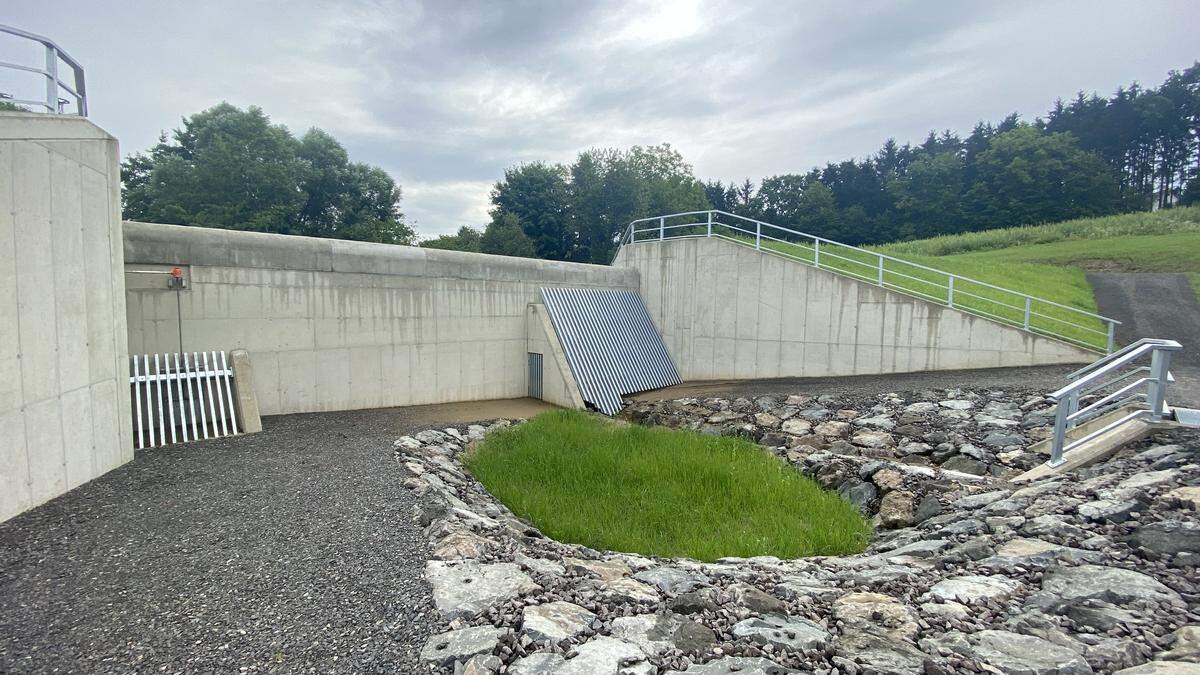 Das neue Rückhaltebecken am Aderbach hat ein Fassungsvolumen von rund 10.000 Kubikmeter   