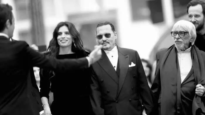 Schauspieler Johnny Depp feiert heute (9. Juni) seinen 60. Geburtstag. Nach dem Skandalprozess wurde er von Hollywood verstoßen. Nun geht es für Depp wieder bergauf. Er feierte kürzlich bei den Filmfestspielen in Cannes sein großes Comeback am roten Teppich.