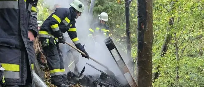 Das Brandgut wurde auseinandergezogen, um verbliebene Glutnester gezielt ablöschen zu können