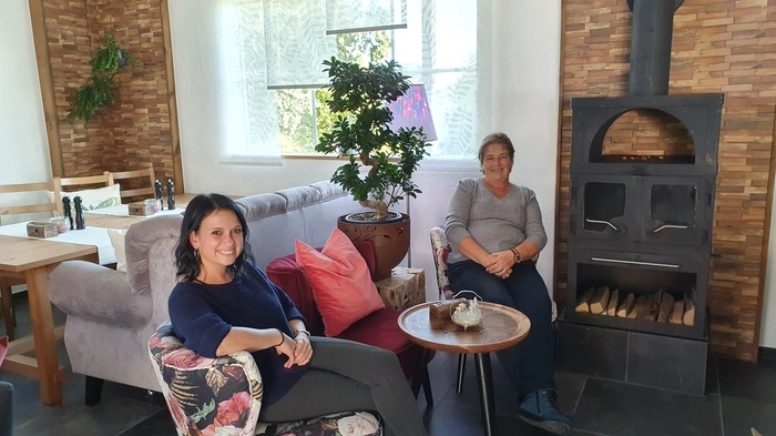 Carina Malli mit Bezirksbäuerin Grete Kirchleitner im neuen Cafe mit ganz besonderem Flair