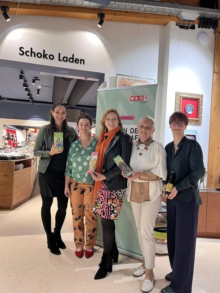 Vertreterinnen von Frau in der Wirtschaft und Wirtschaftskammer mit Julia Zotter, von links: Christiane Ortner, Julia Zotter, Obfrau Silvia Reindl, Manuela Weinrauch und Bettina Wagner