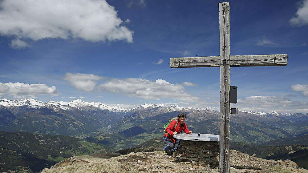 Der Panoramablick reicht von den Hohen Tauern zu den Karnischen Alpen und von den Karawanken zu den Niederen Tauern