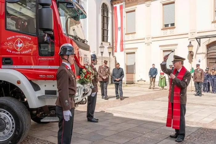 Den Schlusspunkt bildete die Segnung des neuen Einsatzfahrzeuges durch Stadtpfarrer Plöbst.