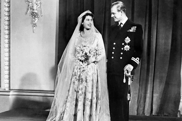 1947. Elizabeth II. und Prinzgemahl Philip (Großeltern von Prinz Harry) (Artikel: Warum die Queen immer cooler wird)