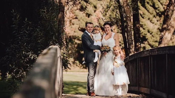 Christina und Christian Pusnik aus Lebring schlossen am 21. September im Beisein ihrer beiden Töchter und Familie und ihren Freunden den Bund fürs Leben. Kennengelernt hat die Polizistin den Feuerwehrmann bei der Arbeit.
