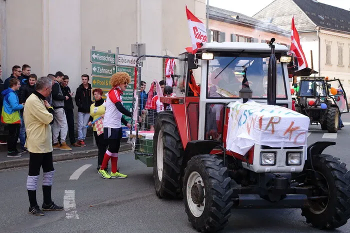 Gute Stimmung beim Arnfelser Faschingsumzug.