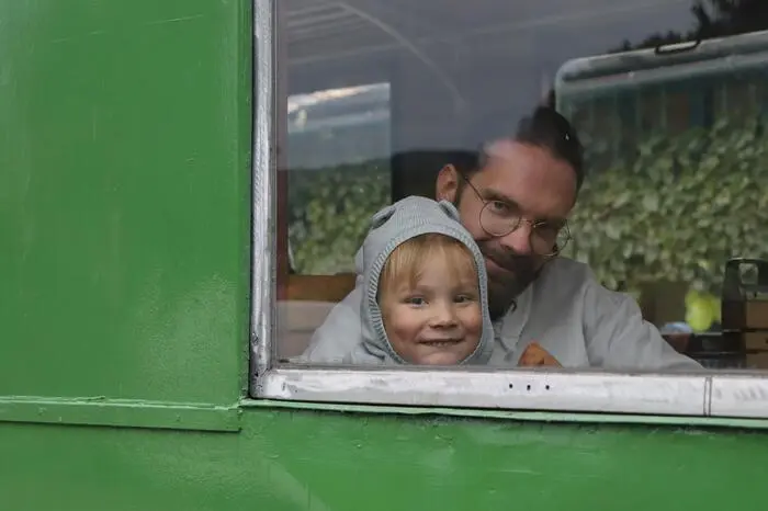 Viele Eltern kamen mit ihren Kindern schon am Nachmittag zum Bahnhofsgelände.
