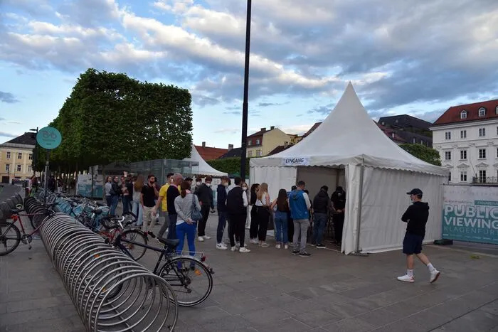 . . . bei den beiden Eingängen war die Security erpicht darauf, die Einhaltung der 3G-Regeln zu kontrollieren. Besucher mussten sich auch mit ihrem Handy registrieren und beim Verlassen der Arena loggte sich das Handy autmatisch aus, hieß es, wenn man sich ein paar Meter entfernt habe. Eventuell ließ sich Big Brother durch das Abschalten der GPS-Funktion am Handy überlisten. . .