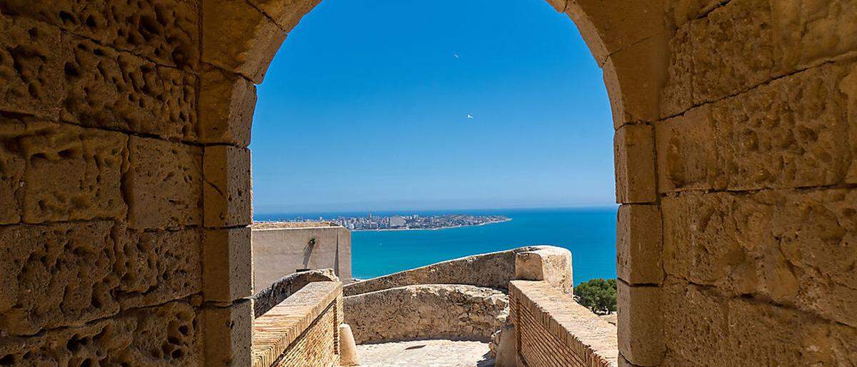 Blick vom Castell de Santa Bárbara auf Alicante und die Weiten des Meeres