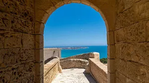 Blick vom Castell de Santa Bárbara auf Alicante und die Weiten des Meeres