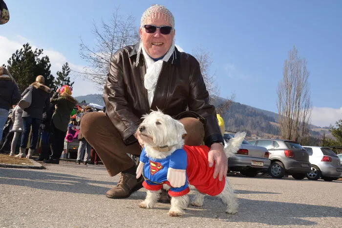 . . . ein vierbeinige Superman Namens "Pauli" . . .