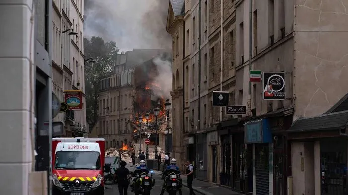 Nach einer Gasexplosion sind im Zentrum von Paris mehrere Gebäude in Brand geraten.