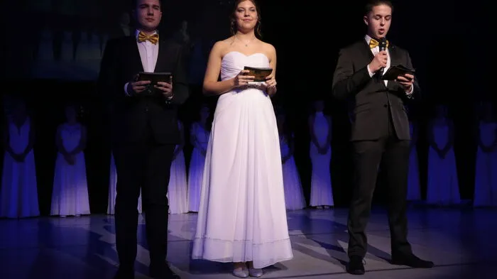Michael Knotz, Selina Maitz und Oliver Rabl begrüßten die Besucher zum 50. Maturaball der HAK Feldbach.