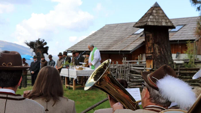 Das Almfest begann traditionell mit einer Bergmesse durch Pfarrer Josef Ulbing und wurde musikalisch von der Feuerwehrkapelle Zedlitzdorf unter Kapellmeister Robert Hofer umrahmt, die danach auch zum Frühschoppen aufspielten!