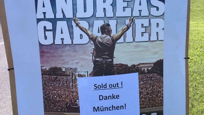 Das ausverkaufte Konzert im Münchner Olympiastadion stand nach dem Amoklauf in der Stadt schon vor der Absage. Nun fand es doch statt...