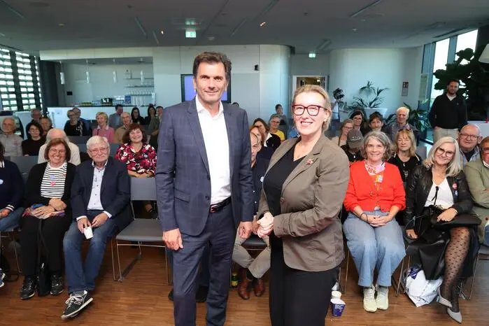 Im Skyroom stellte sich Chefredakteur Oliver Pokorny den Fragen der Leserschaft, aber auch von Kulturredakteurin Ute Baumhackl. Dabei ging es um die Zukunft der Zeitung, aber auch um das Leserforum 