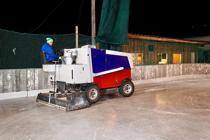 Die Eismaschine, mit der Granig über den Eisplatz flitzt, wurde günstig aus Nussdorf-Debant angeschafft: "Sie hat das gleiche Baujahr wie ich."