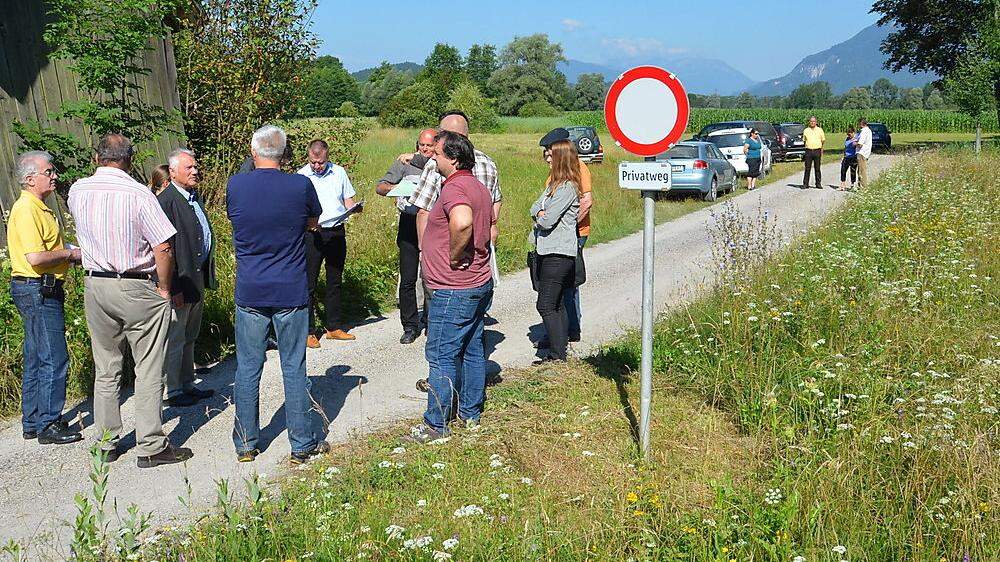 Ortsaugenschein mit Bürgermeister Ferlitsch (dritter von links) zum öffentlichen Fahrrecht auf &quot;unwirklichen&quot; Weg über Gemeindegrenzen hinweg