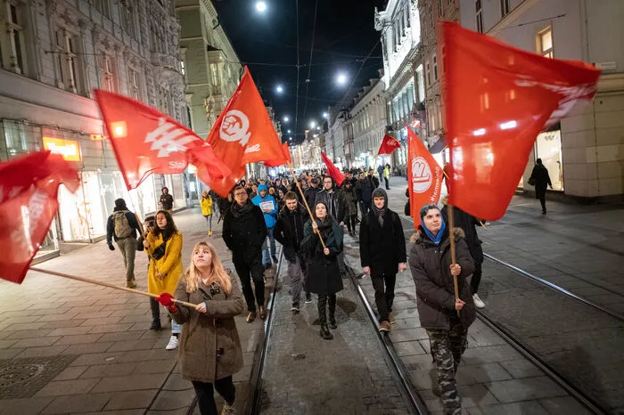Anlass für die Demonstration war das Attentat in Hanau vergangene Woche, bei dem ein Täter mit rassistischen Motiven neun Menschen mit Migrationshintergrund erschossen hat.