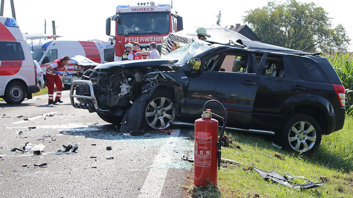 20-Jähriger wich wegen stoppender Autos vor ihm auf den linken Fahrstreifen aus und prallte frontal gegen entgegenkommenden Pkw