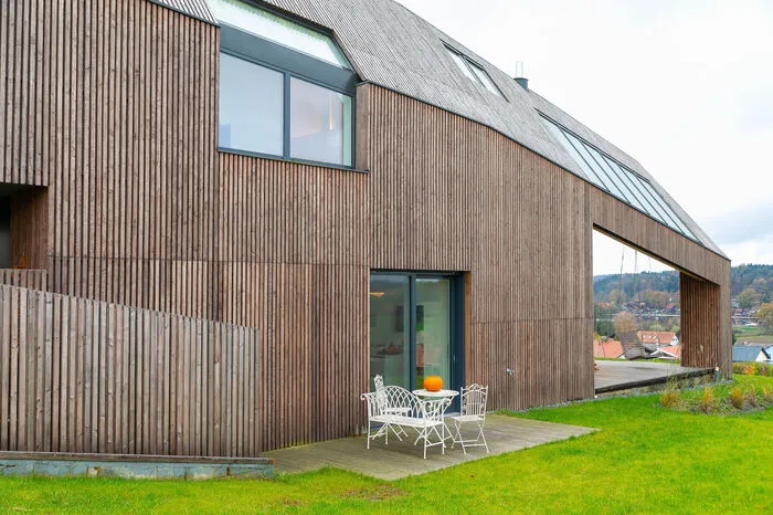 Als einen Holzbaustein, der von einer Feile in Form gebracht  wurde, beschreibt Architekt Johannes Lückl den Außenauftritt des Hauses.