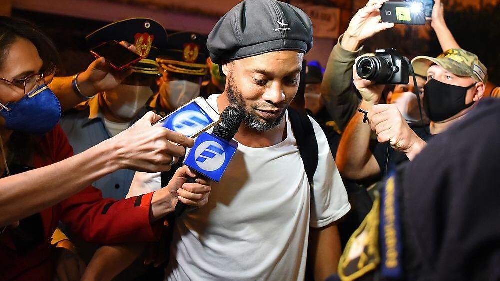 Ronaldinho bei seiner Freilassung aus dem Gefängnis