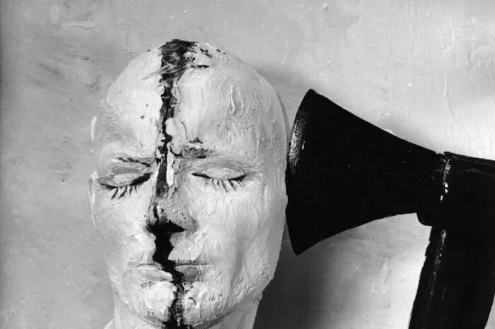 Peter Peer empfiehlt die ikonischen Fotos von Günter Brus' "Selbstbemalung". "Diese symbolisieren nicht nur die Zerrissenheit der österreichischen Nachkriegsgesellschaft, sondern auch die Verletzlichkeit des Individuums, wie Kurator Roman Grabner geschrieben hat." Zu sehen sind sind die Bilder derzeit in der Ausstellung "Ana".