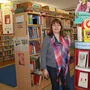 Brigitta Sturm in ihrem Lieblingsbereich, der Kinder- und Jugendabteilung mit unzähligen Bilderbüchern