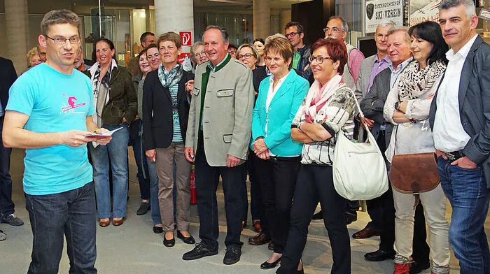 Museumsleiter Hannes Nothnagl (l.) erklärte den Gästen die Ausstellung