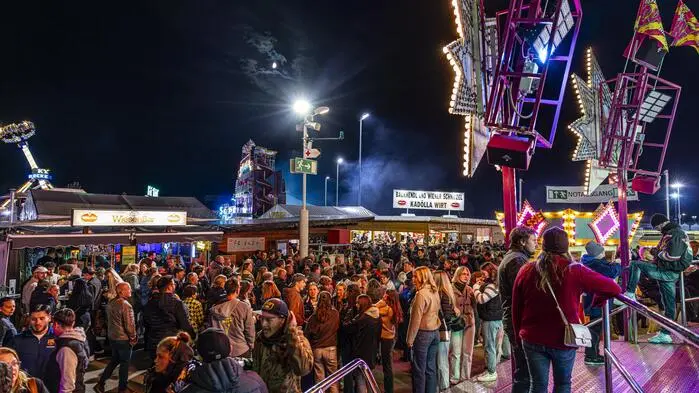 Wie erwartet: Enormer Andrang am Mittwochabend am Wiesenmarkt. Das Feuerwerk lockte Zehntausende an.