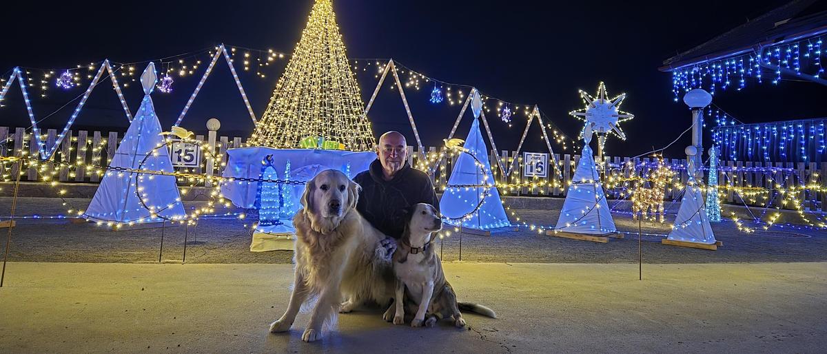 Engelbert Fleischhacker mit seinen beiden treuen Gefährten Willy und Carlito in seinem selbstgebauten Weihnachtsdorf