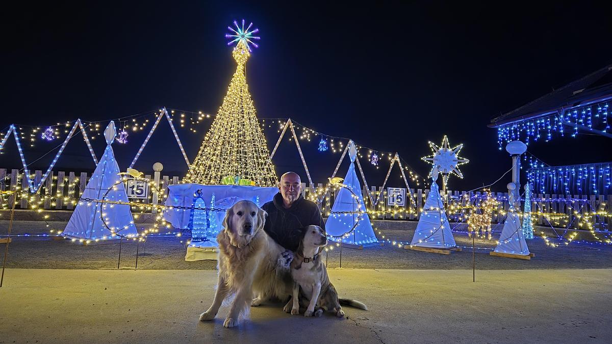 Engelbert Fleischhacker mit seinen beiden treuen Gefährten Willy und Carlito in seinem selbstgebauten Weihnachtsdorf