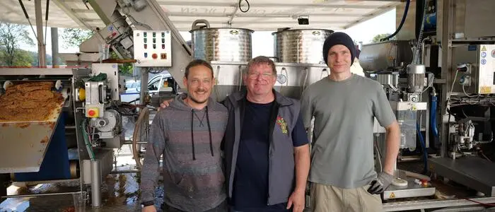 Brennen für frisch gepressten Saft: Die drei Vereinsmitglieder Thomas Matisovits, Hans Striemitzer und Moritz Wolf sorgten am Bauhof in Wolfau für einen reibungslosen Press-Betrieb
