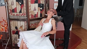 Jutta Steinmetz und Günther Walz nutzten die Zeit vor ihrer Hochzeit im Erzberg für einen Besuch der Herbert Eichholzer-Ausstellung im ehemaligen Brutmann-Frisiersalon in Eisenerz