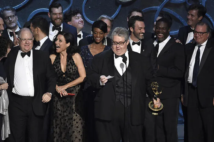 Beste Comedy-Serie wurde "Veep - die Vizepräsidentin". Sie handelt von der Vizepräsidentin der USA (Julia Douis-Dreyfus) und ihrem Alltag im Staatsbüro.