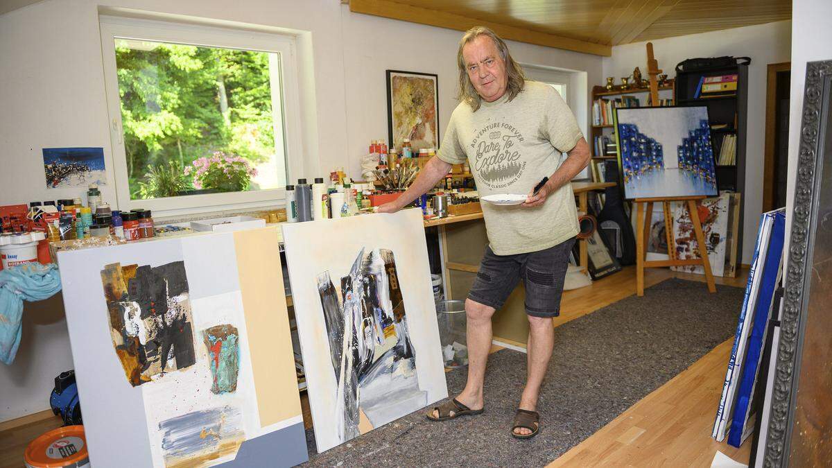 Künstler Sigi Kulterer in seinem Atelier in St. Nikolai mit zwei seiner jüngsten Werke