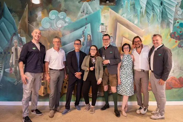 Bei der Eröffnung mit dabei: Tom Lohner,  Bürgermeister Gottfried Rieger, Eventmanager Klaus Leutgeb, die Gastgeber Sandra Loidolt und Markus Scheucher mit Seniorchefin Sylvia Loidolt, Musiker Christian Stani (Alle Achtung) und Steiermark-Tourismus-Chef Michael Feiertag