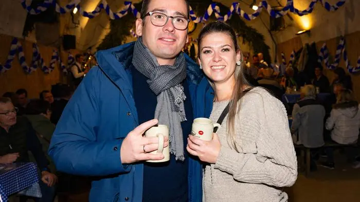 Sehr zur Freude der Musikkapelle kamen hunderte Besucherinnen und Besucher, um beim traditionellen Anstich von Bürgermeister Josef Pfeifer, umringt von vielen Ehrengästen, dabei zu sein. 