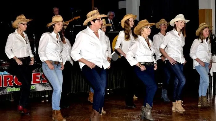 Der diesjährige Arbeiterball in Neudau wurde von den Line Dancers eröffnet.