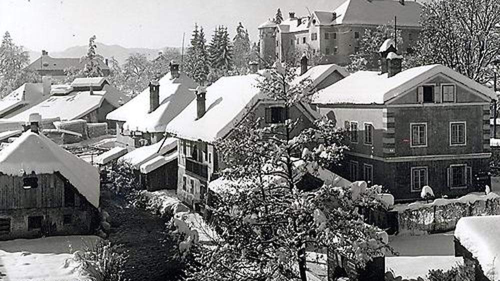 1970: Blick auf den tief verschneiten Feldkirchner Amthof