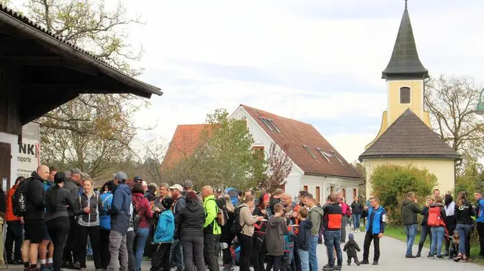 Unter dem Motto „Von den Kelten zu den Schmankerln“ nahmen etwa 400 wanderfreudige Personen an der traditionellen „Stürmischen Wanderung“ rund um die Schilchergemeinde Ligist teil. 