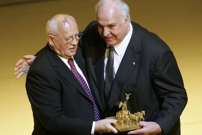 Bundeskanzler Helmut Kohl erhält am 3. Oktober 2005 in Berlin vom ehemaligen russischen Präsidenten Michail Gorbatschow die "Quadriga".