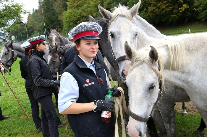 Während die Besucher die Lipizzanerstuten ohne Hektik und Trubel aus der Nähe bestaunen konnten, gab es für die Mannschaft, aufgewartet von der Gemeinde Kainach, eine kräftige Stärkung.  