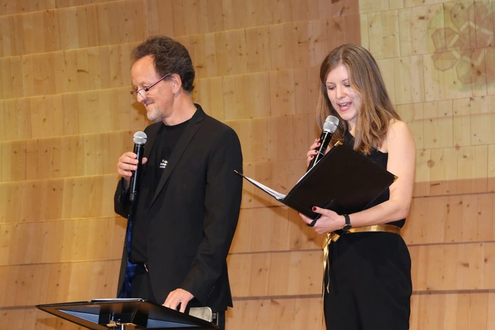 Organisatorisch leiten den Chor Prof. Siegi Hoffmann und Eva Rieger.