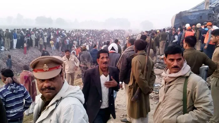 Nach Angaben der Polizei wurden zudem rund 150 Menschen verletzt, als ein Schnellzug nahe Kanpur im Staat Uttar Pradesh entgleiste.  
