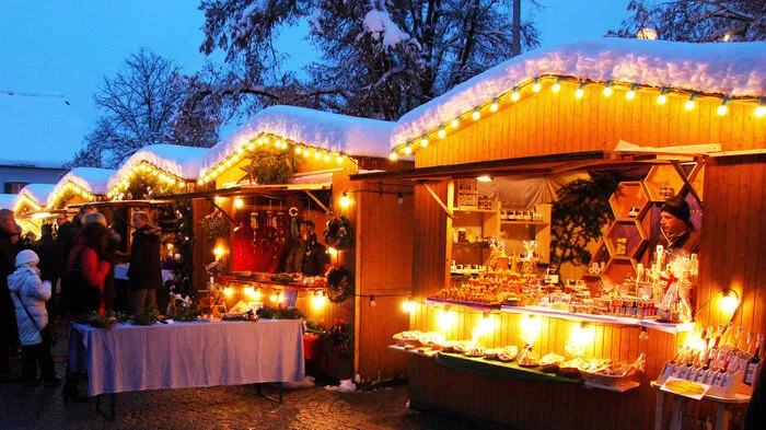 Der Fürstenfelder Weihnachtsmarkt zählt mit rund 50 Ständen zu den größten der Region. Die Betreiber der Stände bieten den Besuchern wieder echte steirische Handwerkskunst an. Zu den Höhepunkten des Adventzaubers zählen der Radio Steiermark-Wurlitzer (1. Dezember), der Nikolo-Einzug (2. Dezember) sowie die „Josi Thaller Weihnachtsshow“ mit einer historischen Reise durch die Weihnachtsbräuche am letzten Abend des Weihnachtsmarktes: Der Markt hat bis 23. Dezember an Freitagen (15 bis 22 Uhr), Samstagen (10 bis 22 Uhr) und Sonntagen (13 bis 22 Uhr) geöffnet.